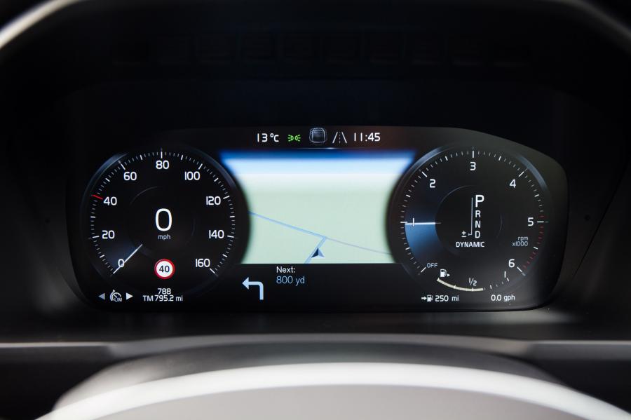 Панель приборов Volvo XC90 D5 R-Design 2015 года  (UK) (фото 31 из 44)